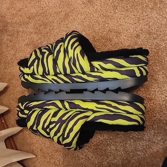 UGG Maxi SlideTiger Print Platform Sandals - Picture 13 of 14